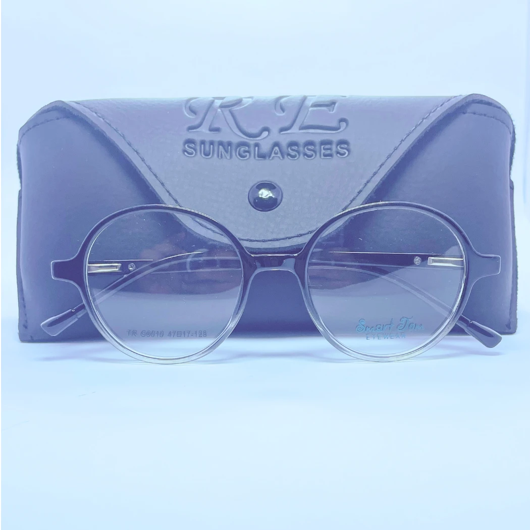 Smart Tom 8010 Eyeglasses – Front Close View (Black and white) Smart Tom 8010 eyeglasses in Black and white – front close view