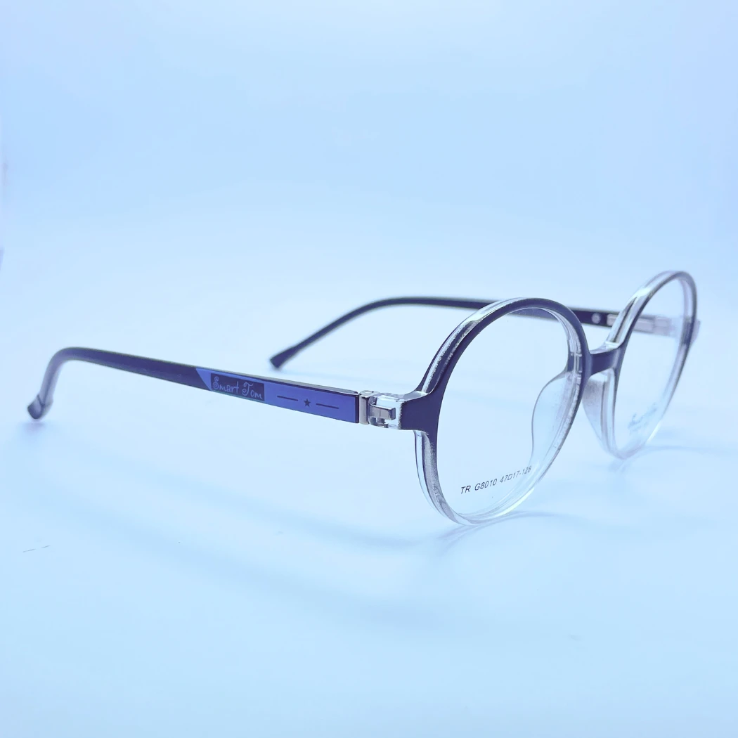 Smart Tom 8010 Eyeglasses – Angled Side View (Black and white) Smart Tom 8010 eyeglasses in Black and white – angled side view